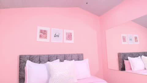 Snapshot of maddie_beauty chatting on September 18, 9:06 pm Maddie online show from September 18, 9:06 pm