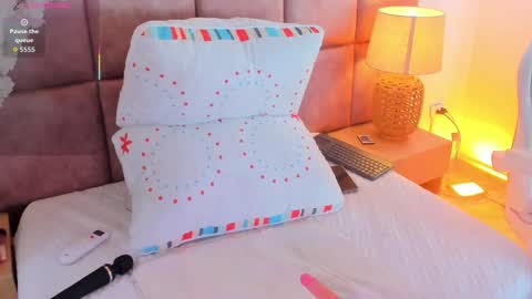 Snapshot of maddisonf chatting on October 22, 12:27 pm maddisonf online show from October 22, 12:27 pm