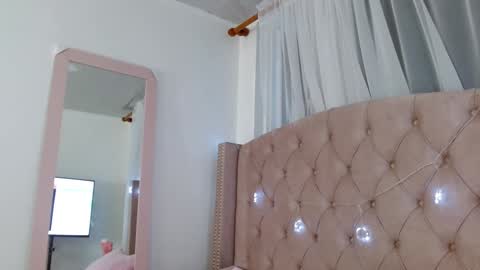 Snapshot of maddy_14 chatting on December 18, 12:07 pm Maddy UwU online show from December 18, 12:07 pm