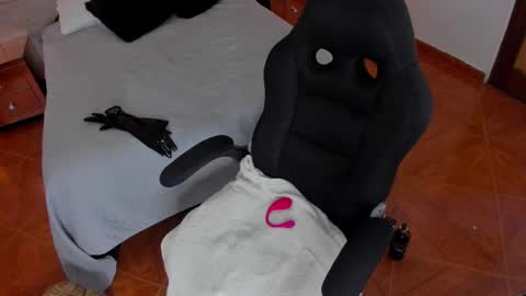 Snapshot of maddycrofft chatting on February 28, 8:28 pm Maddy Crofft online show from February 28, 8:28 pm