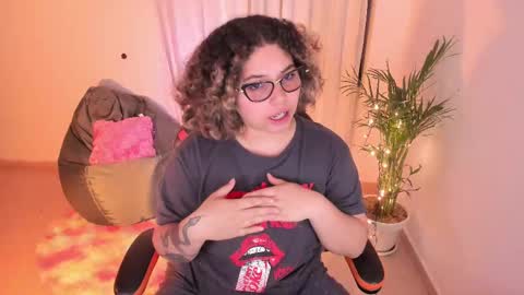 Snapshot of madelaine_taylor chatting on January 16, 4:07 am madelaine_taylor online show from January 16, 4:07 am