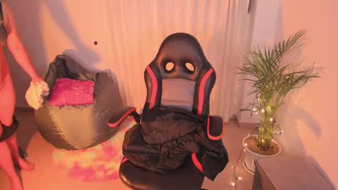 Snapshot of madelaine_taylor chatting on January 21, 2:33 am madelaine_taylor online show from January 21, 2:33 am