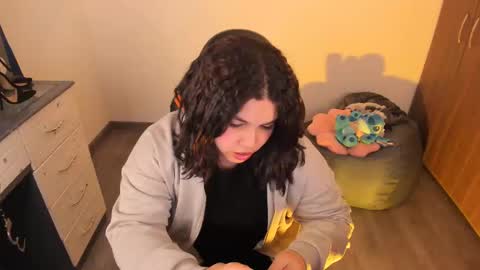 Snapshot of madelaine_taylor chatting on October 17, 4:15 am madelaine_taylor online show from October 17, 4:15 am