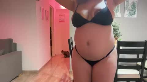 Snapshot of madellein chatting on December 3, 2:52 am madellein online show from December 3, 2:52 am