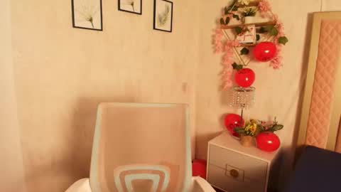 Snapshot of madhison_5 chatting on February 15, 12:25 pm madhison_5 online show from February 15, 12:25 pm