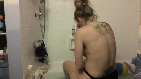 Snapshot of madie_ray chatting on April 27, 2:42 am Madie Ray online show from April 27, 2:42 am