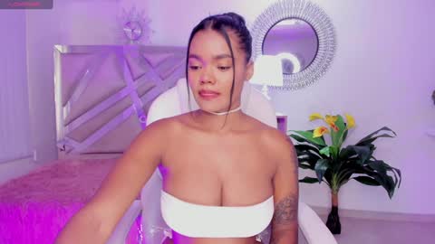 Snapshot of madisson_davon chatting on December 17, 2:00 pm Madisson Davon online show from December 17, 2:00 pm