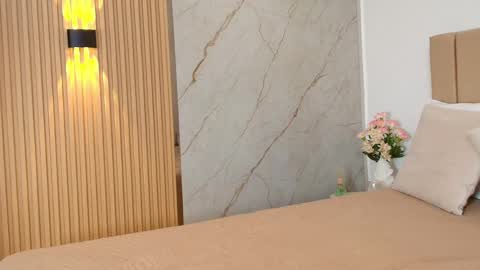   online show from April 25, 6:05 pm