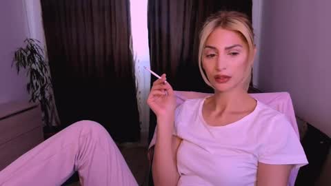 Madye Roberts online show from April 16, 7:09 am