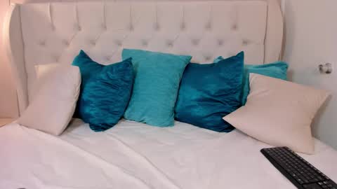 Mae Lyra online show from November 8, 11:43 am