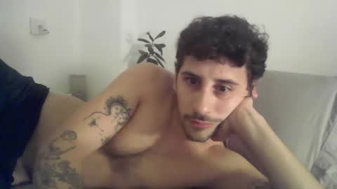 Snapshot of maggicboy29 chatting on December 17, 4:40 am maggicboy29 online show from December 17, 4:40 am