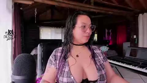 Snapshot of maggie_queen chatting on June 8, 3:12 pm Luna online show from June 8, 3:12 pm