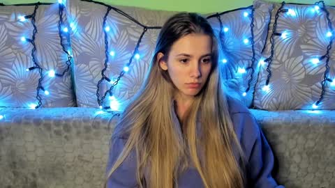 Snapshot of maggiecake chatting on December 10, 3:41 am Maggie online show from December 10, 3:41 am