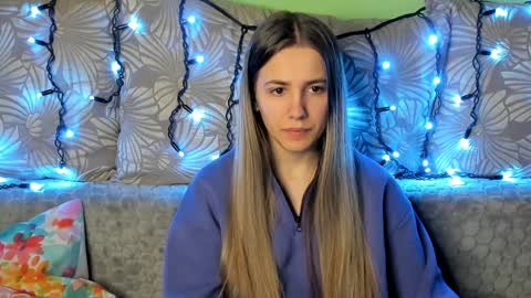 Snapshot of maggiecake chatting on December 16, 12:59 am Maggie online show from December 16, 12:59 am