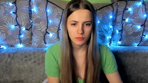 Snapshot of maggiecake chatting on December 23, 1:18 am Maggie online show from December 23, 1:18 am