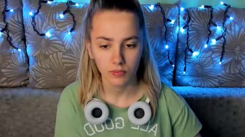 Snapshot of maggiecake chatting on December 15, 3:00 am Maggie online show from December 15, 3:00 am