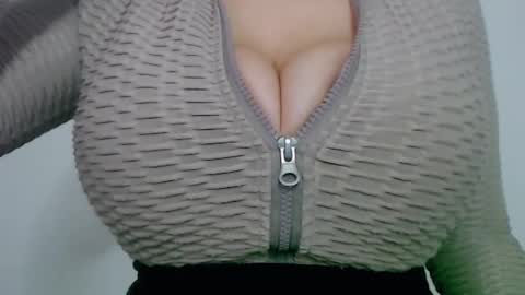 Snapshot of maggielandrin chatting on December 3, 9:11 am Maggie online show from December 3, 9:11 am