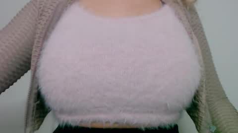 Snapshot of maggielandrin chatting on December 6, 6:04 am Maggie online show from December 6, 6:04 am