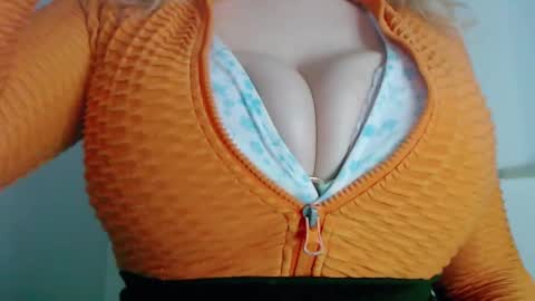 Snapshot of maggielandrin chatting on January 27, 2:20 am Maggie online show from January 27, 2:20 am