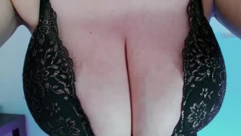 Snapshot of maggielandrin chatting on February 2, 9:51 am Maggie online show from February 2, 9:51 am