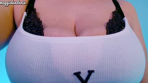 Snapshot of maggielandrin chatting on October 14, 2:01 am Maggie online show from October 14, 2:01 am