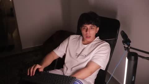 Snapshot of magic_tony chatting on November 17, 4:18 am Tony Hoffa online show from November 17, 4:18 am