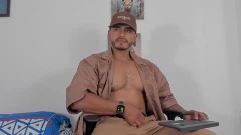 Snapshot of magnusclark chatting on May 10, 7:19 pm Magnusclark online show from May 10, 7:19 pm