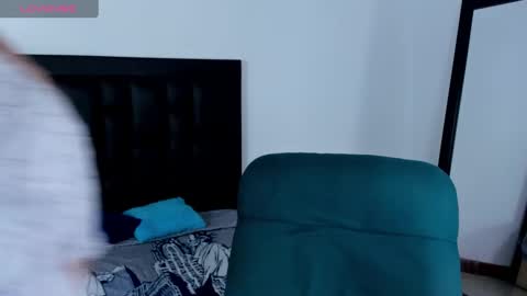 Snapshot of maia_davies chatting on December 10, 3:22 pm Maia online show from December 10, 3:22 pm