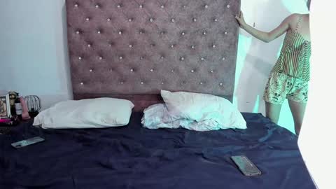 Snapshot of make_me_feel_ chatting on December 11, 4:18 am Shawna Tom online show from December 11, 4:18 am