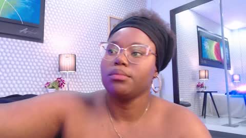 Snapshot of makena_gh chatting on February 18, 9:54 am makena online show from February 18, 9:54 am
