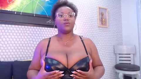 Snapshot of makena_gh chatting on February 24, 5:00 am makena online show from February 24, 5:00 am