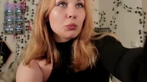 Snapshot of makima_lee chatting on June 18, 5:51 am Makima online show from June 18, 5:51 am