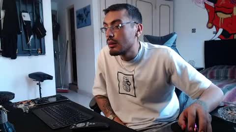 Snapshot of malek_xarx chatting on March 13, 7:09 pm malek_xarx online show from March 13, 7:09 pm