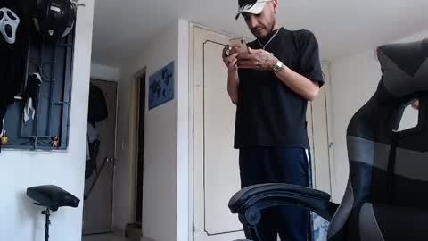 Snapshot of malek_xarx chatting on April 1, 6:27 pm malek_xarx online show from April 1, 6:27 pm