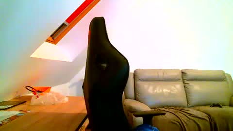 Snapshot of malou2927 chatting on December 2, 7:38 pm breton online show from December 2, 7:38 pm