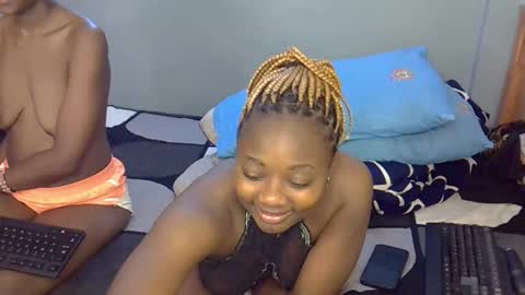 Snapshot of mama_pussie chatting on October 1, 12:05 am mama_pussie online show from October 1, 12:05 am