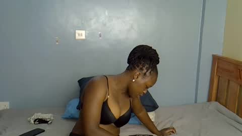 Snapshot of mama_pussie chatting on November 9, 12:09 am mama_pussie online show from November 9, 12:09 am