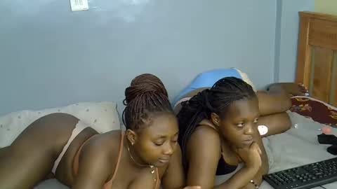 Snapshot of mama_pussie chatting on November 28, 12:57 am mama_pussie online show from November 28, 12:57 am