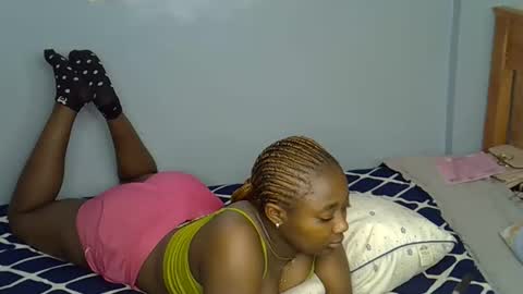 Snapshot of mama_pussie chatting on December 5, 12:25 pm mama_pussie online show from December 5, 12:25 pm