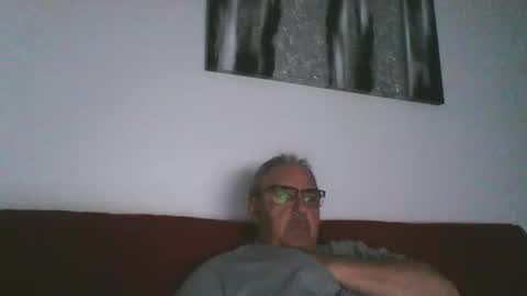Snapshot of mambow99 chatting on May 17, 12:52 am OLDMANFREE online show from May 17, 12:52 am