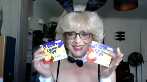 Snapshot of mandy_eyecandy chatting on April 5, 1:41 pm Mandy EyeCandy online show from April 5, 1:41 pm