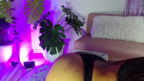 Snapshot of mandy_l33_ chatting on December 24, 10:28 pm mandy_l33_ online show from December 24, 10:28 pm