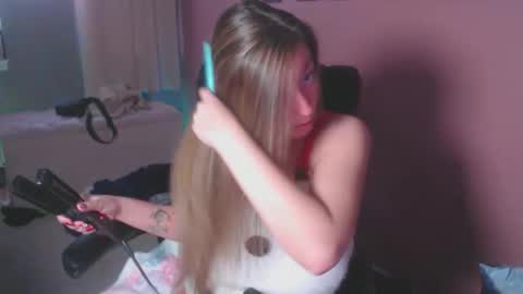 Snapshot of mandybabyxxx chatting on December 17, 8:37 pm MandyBabyXXX online show from December 17, 8:37 pm