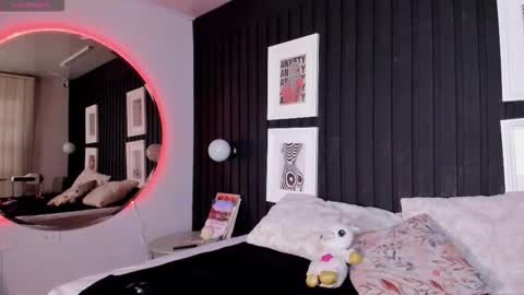 manelyk_evanss online show from March 18, 7:50 pm