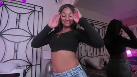 manelyk_evanss online show from April 21, 6:23 pm