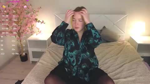 manic_pixie_ online show from February 1, 10:59 am