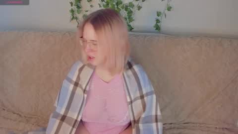 manic_pixie_ online show from September 28, 2:00 pm