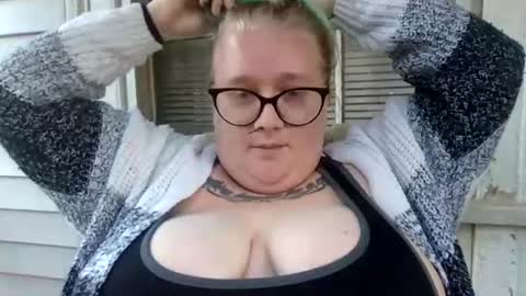 ManicPixiePop online show from July 29, 10:57 am