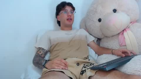 Snapshot of manuelr77 chatting on May 12, 9:01 pm Manuel online show from May 12, 9:01 pm