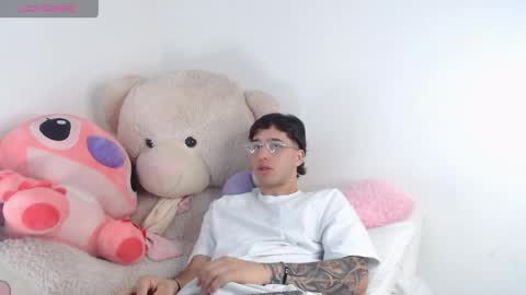Snapshot of manuelr77 chatting on May 15, 11:34 pm Manuel online show from May 15, 11:34 pm